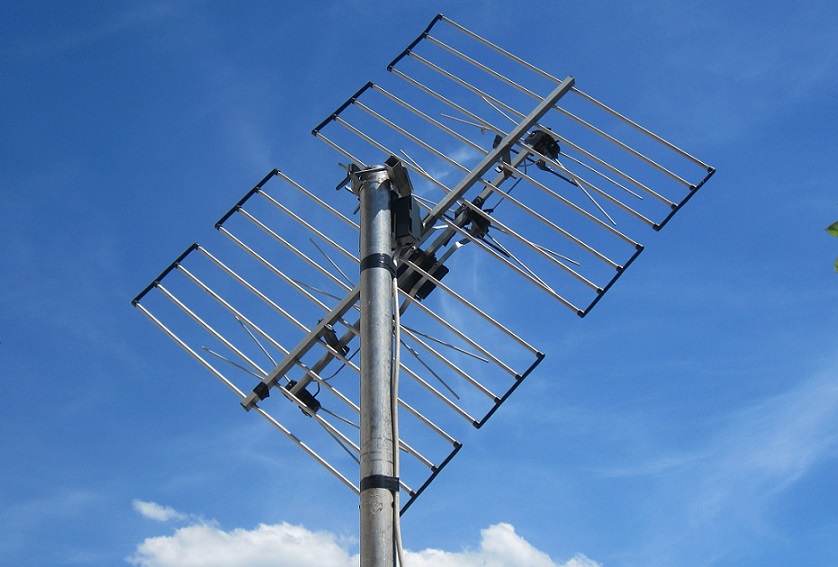 Antenne extérieure UHF AZUR Trinappe Filtrée 5G 1,5m TONNA - 250348